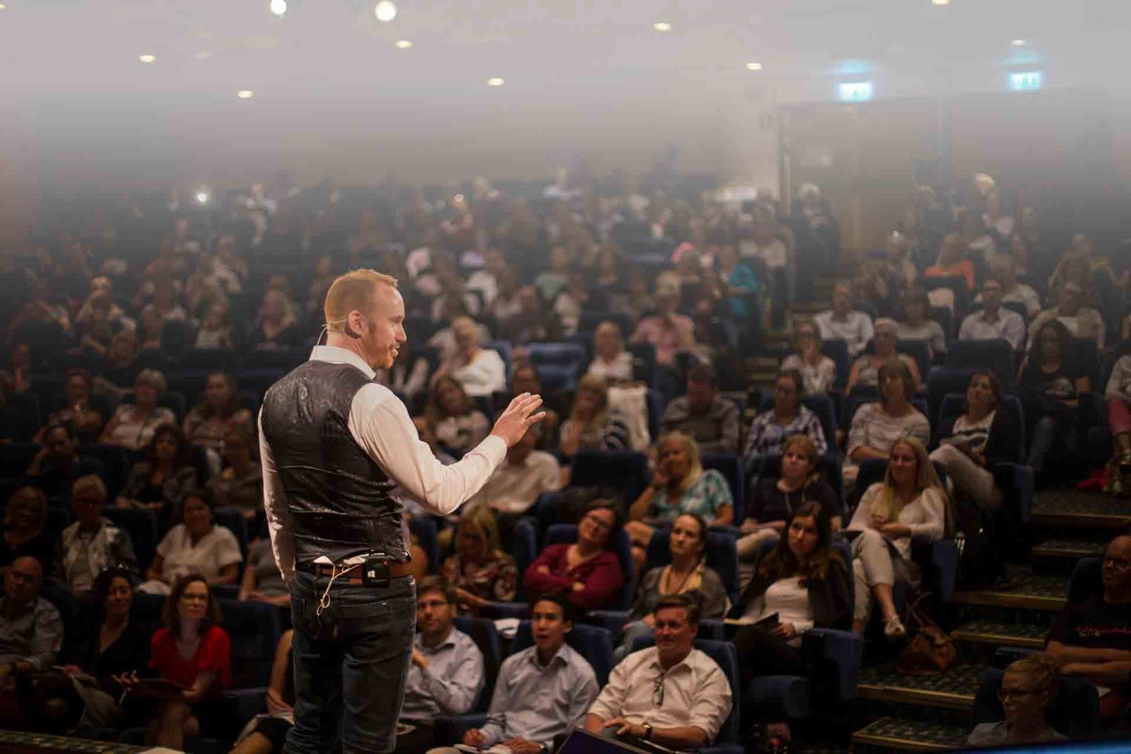David JP Phillips inför fullsatt salong